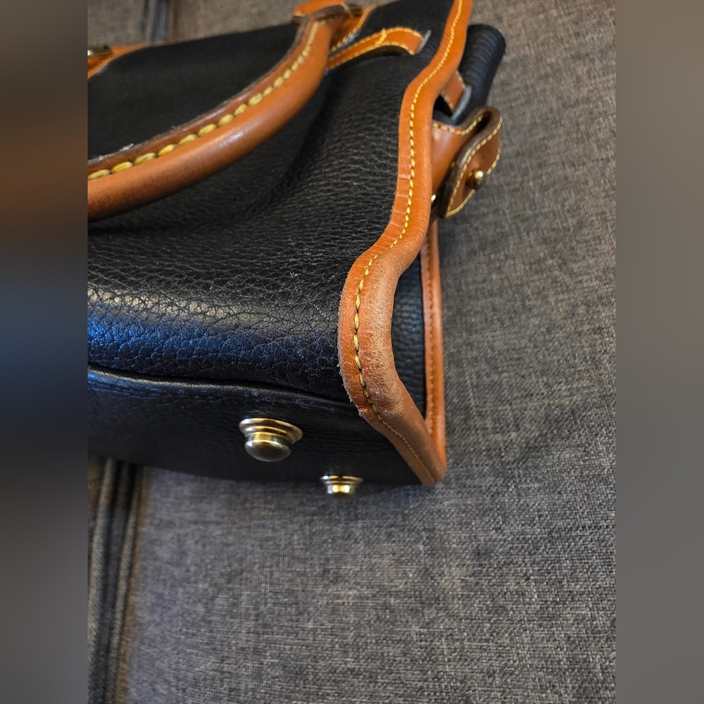Dooney & Bourke R212 ‘All Weather’ Black-tan Cross-body Zip-top Satchel Handbag - Picture 7 of 12